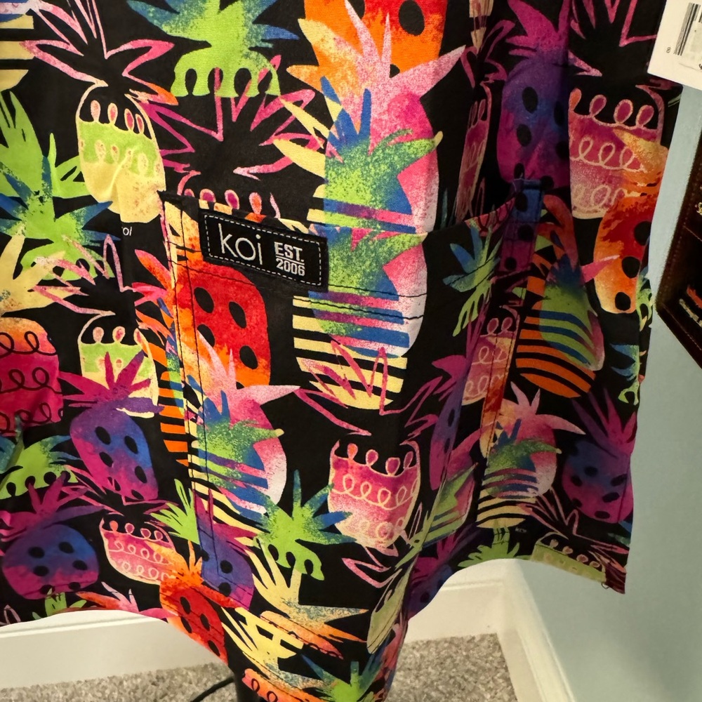 NEW Koi Basics Leslie Tiki Pineapple Large L scrub top green red women ladies - Picture 5 of 9